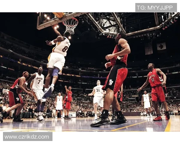 镜头捕捉：NBA赛场小动作引发热议